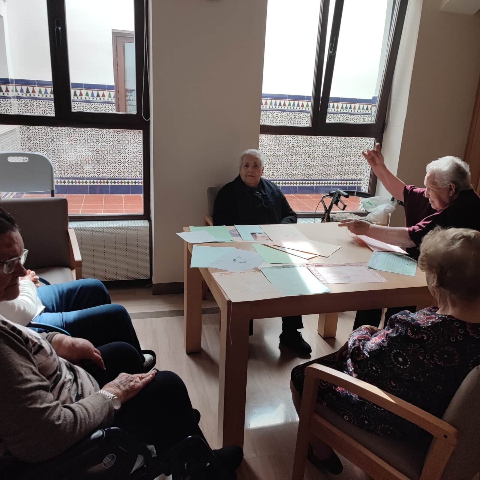 Los mayores de la residencia realizan una actividad con jóvenes